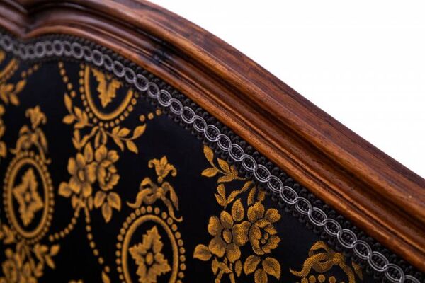 Petit canapé ancien de la fin du XIXe siècle, France. Après restauration.