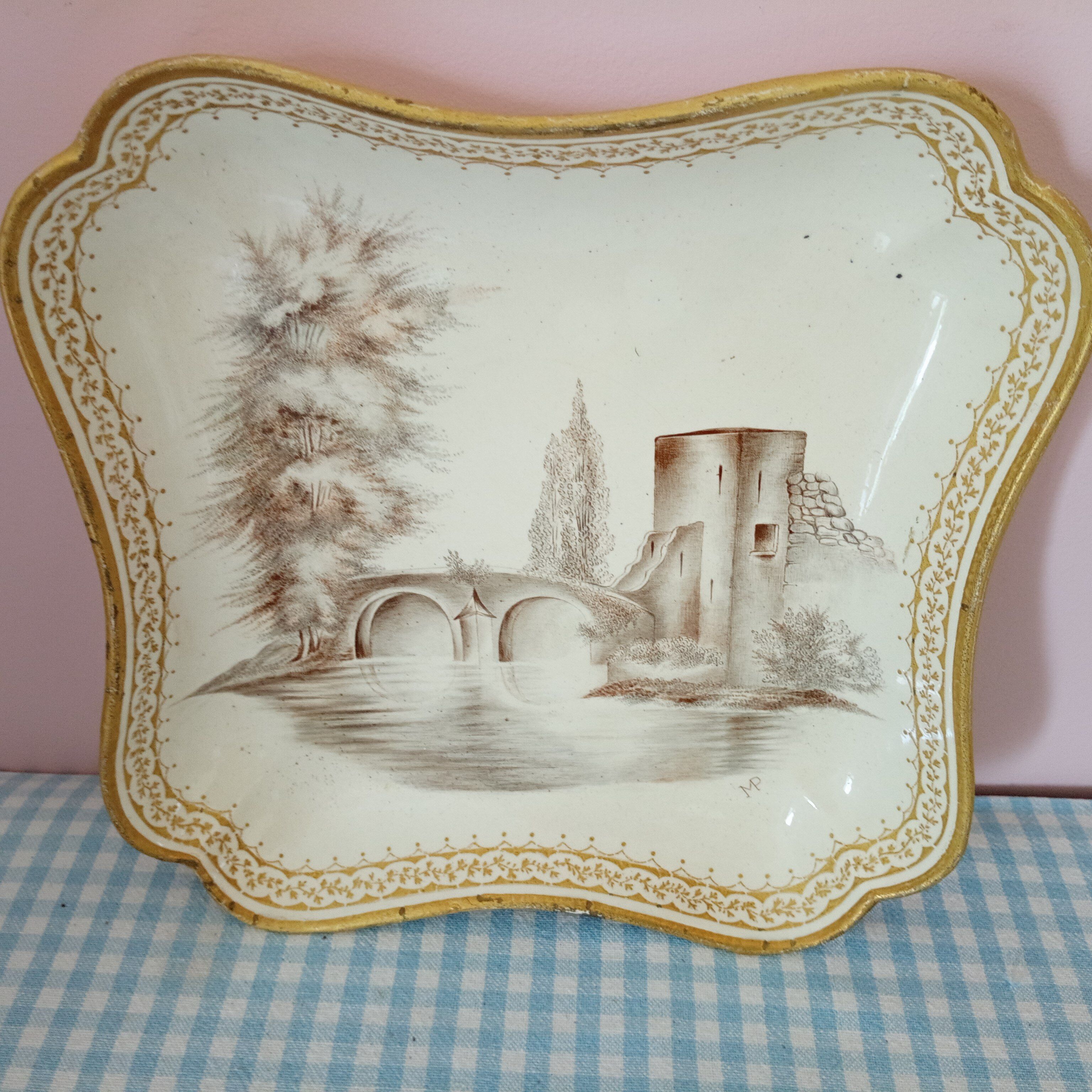 very nice bannette in soft paste (Paris 18th) décor in grisaille