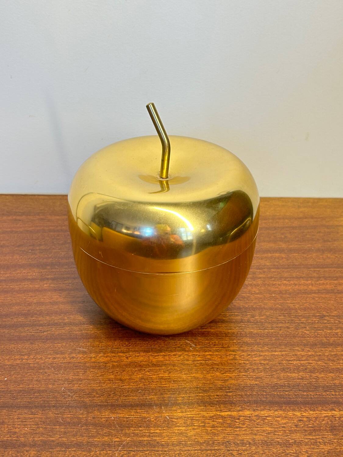 Rinnovel apple ice bucket from the 60s