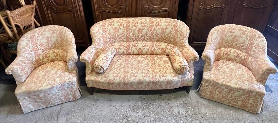 Salon Crapaud ancien de 3 pièces recouvert d’un beau velours, canapé et fauteuils