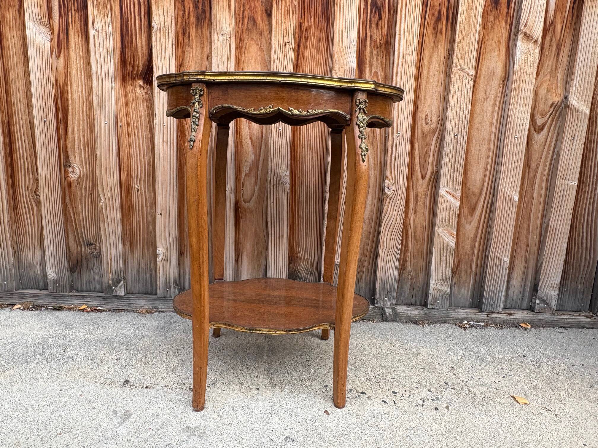 Guéridon ancien Louis XV – marbre rosé et laiton doré – fin XIXᵉ siècle