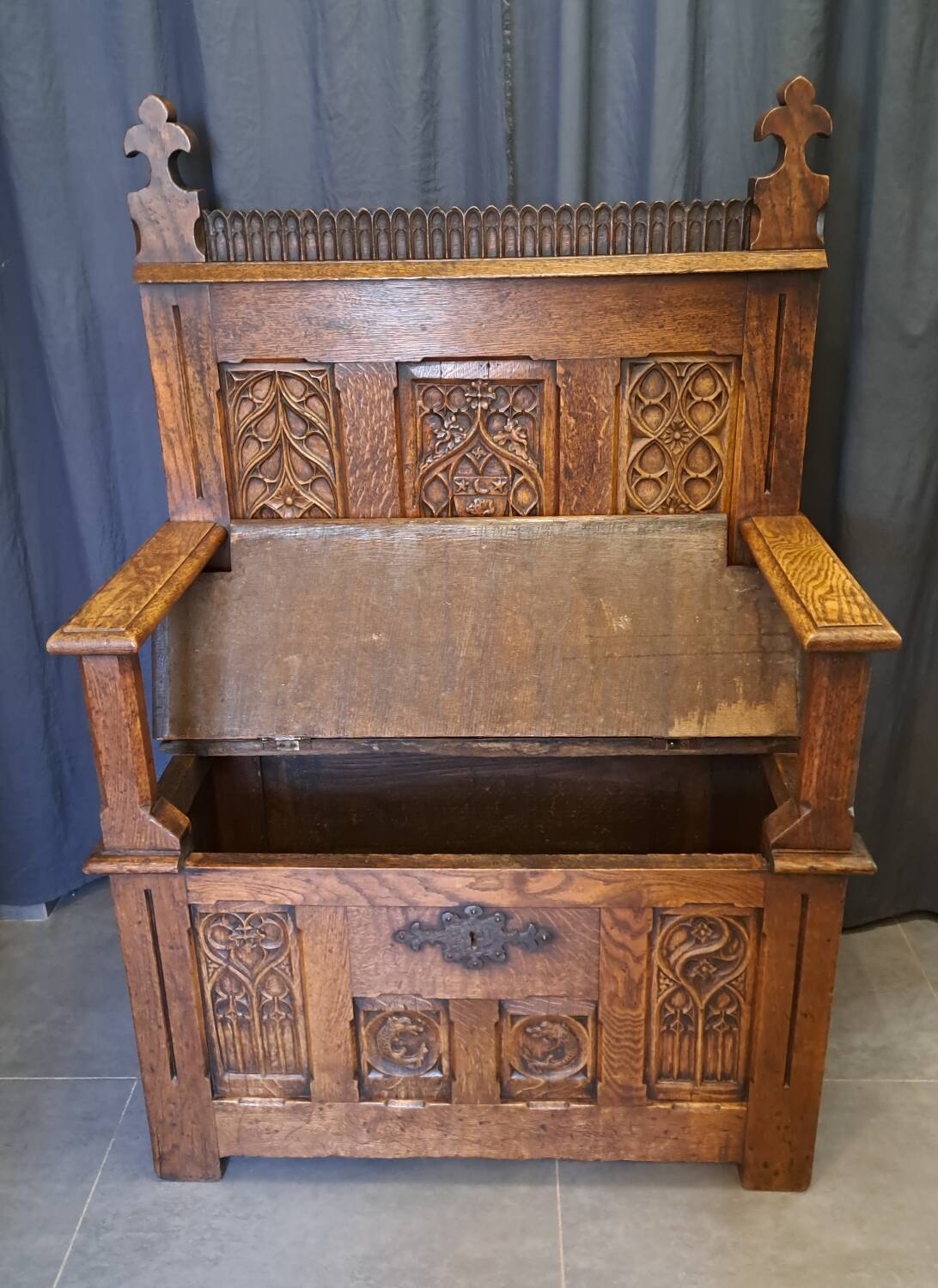 Fauteuil coffre néogothique en chêne
