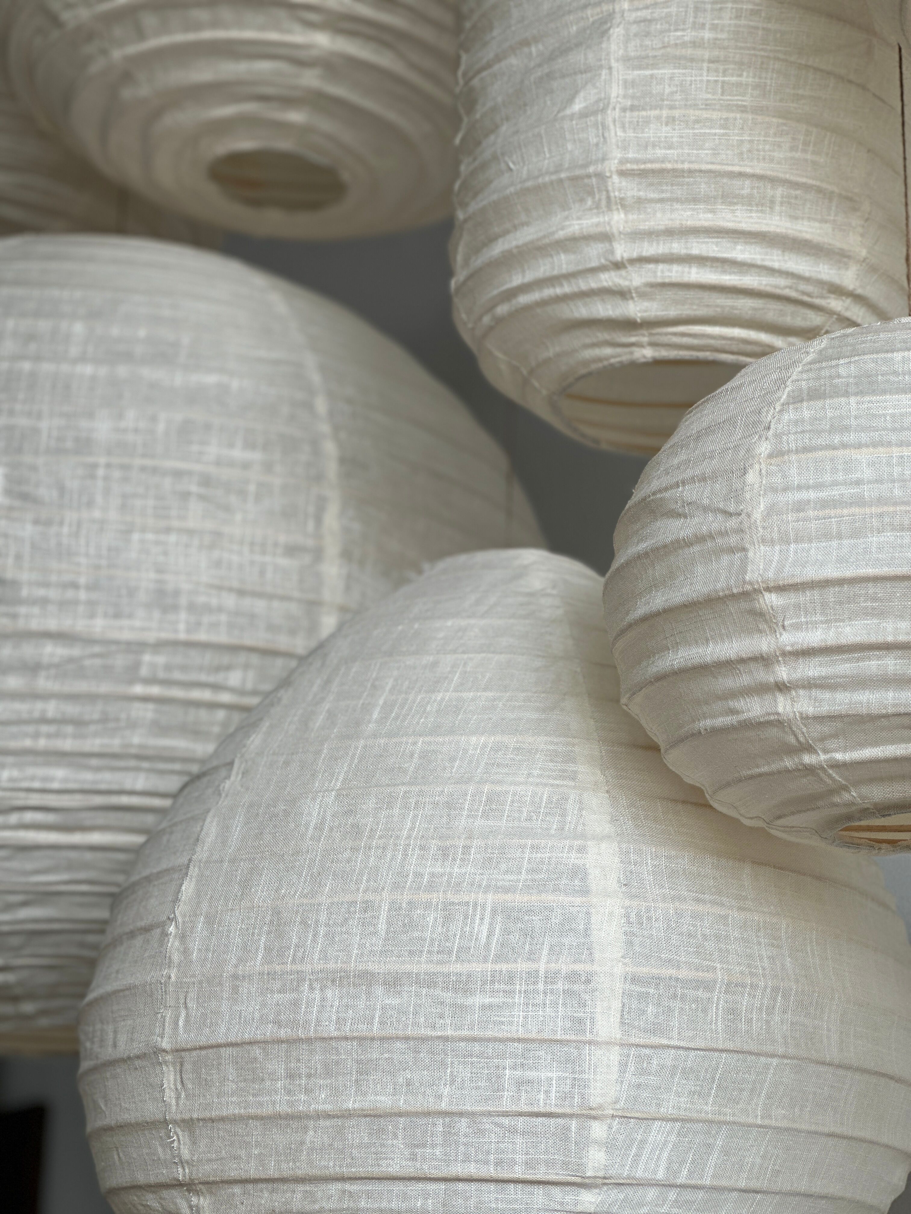 Suspension in rattan and natural japanese linen in the shape of a drop