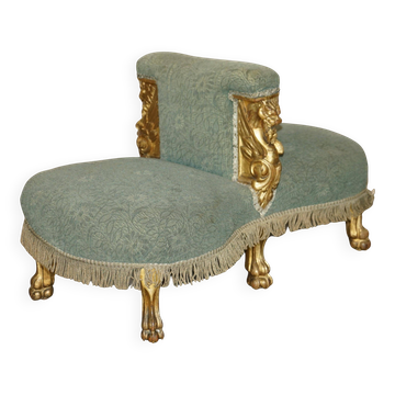 Italian gilt carved tête-à-tête canapé from the 18th century, circa 1740.