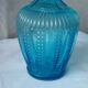 Carafe en verre de couleur bleue
