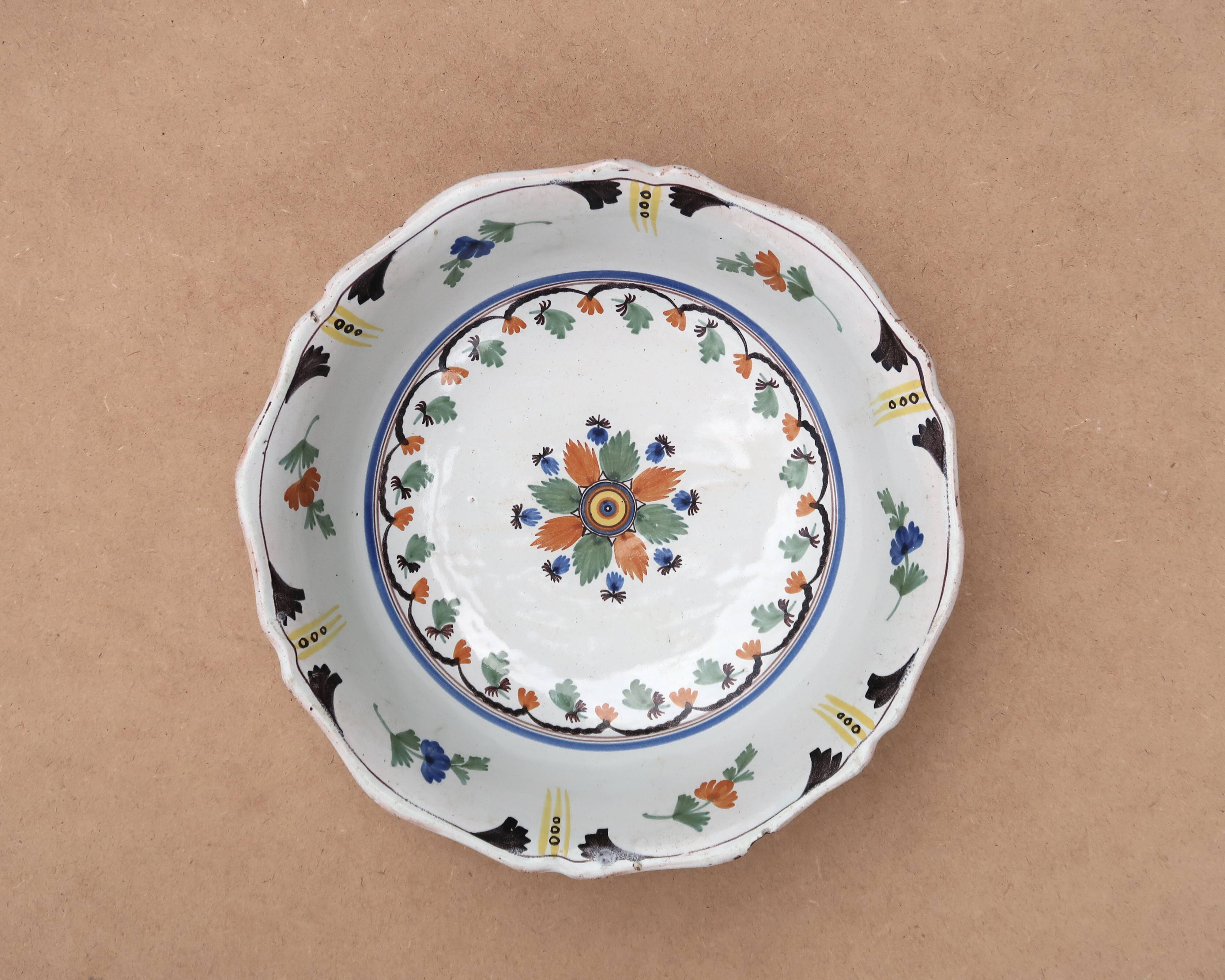 Shallow flat dish in Nevers earthenware from the 18th century.