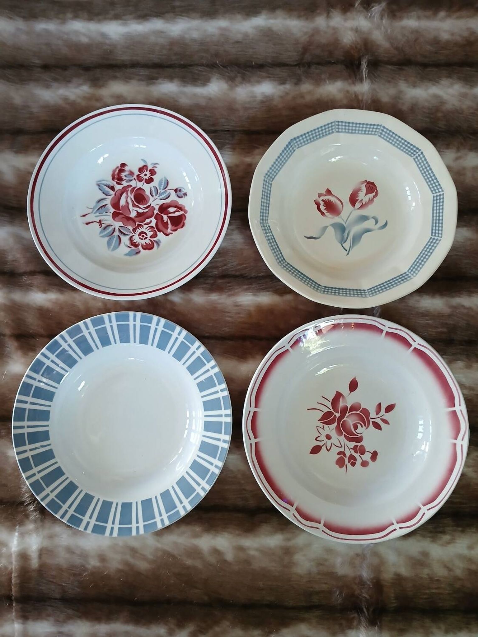 16 assiettes creuses anciennes dépareillées 