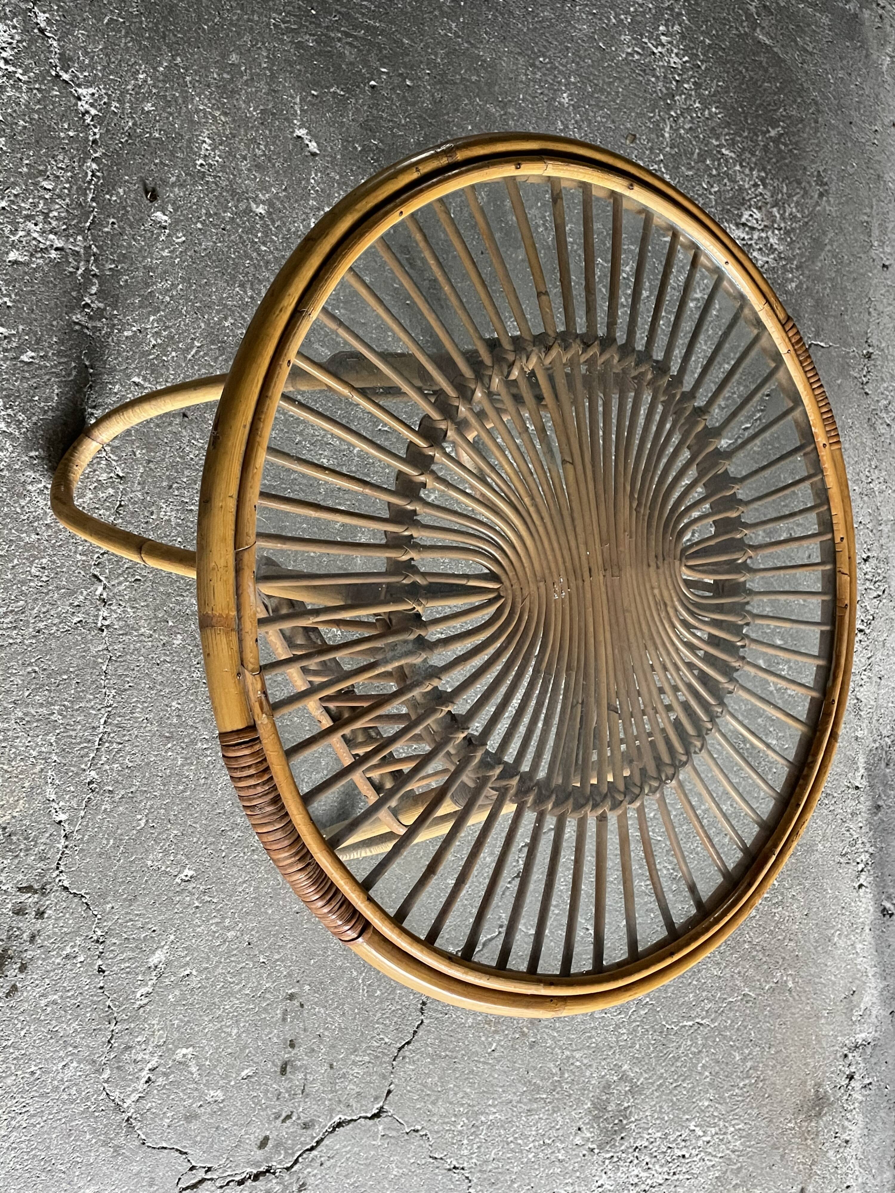 Round coffee table in rattan and glass tray