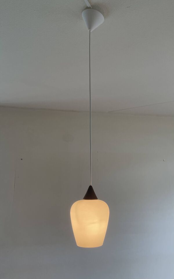Suspension en teck danois et verre opale.