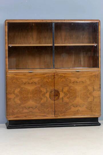 Vitrine Art Déco attribuée à Jindřich Halabala, placage de noyer, années 1930, Tchécoslovaquie