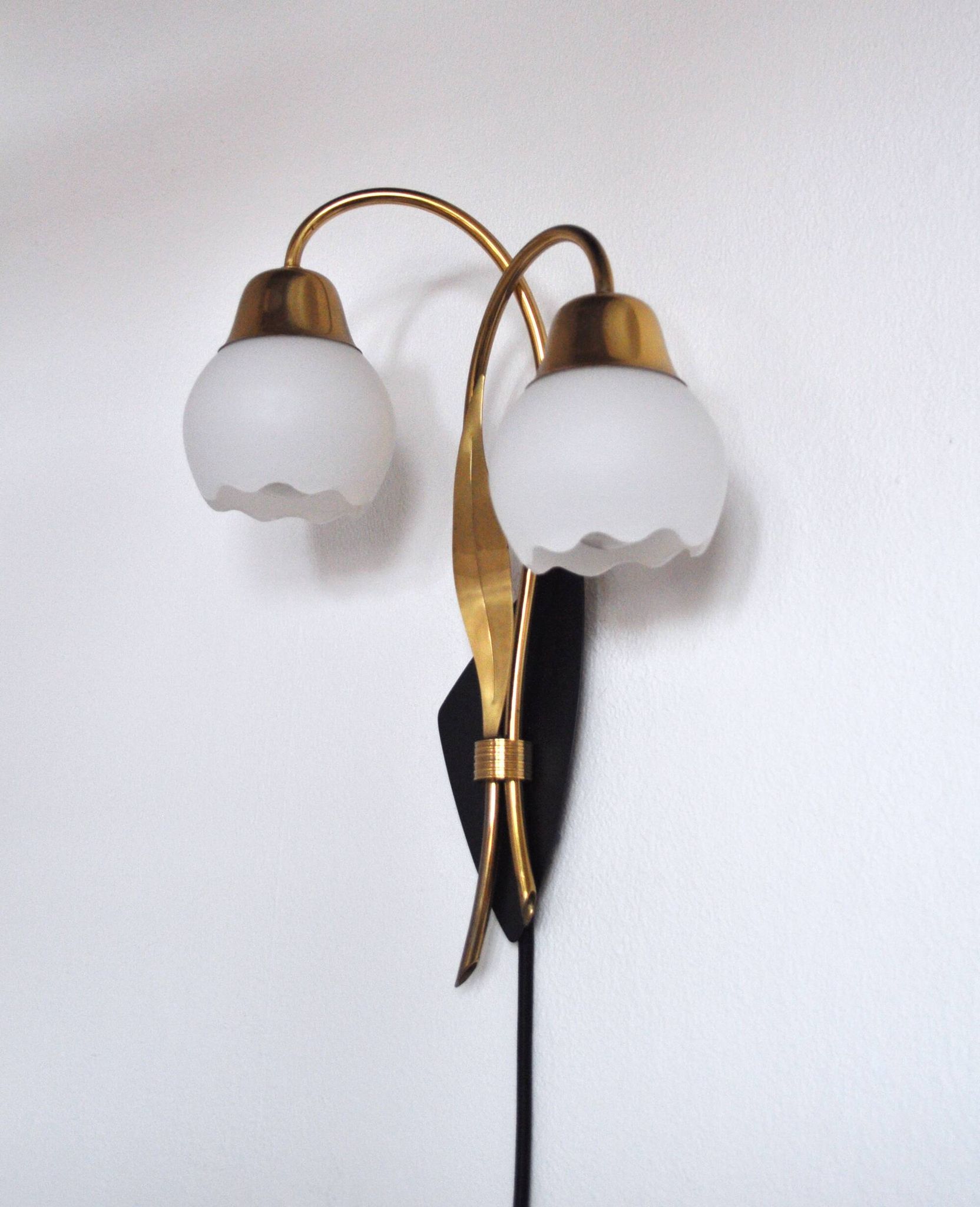 Applique murale scandinave organique à deux bras, laiton et opaline, années 1940-1950