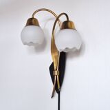 Applique murale scandinave organique à deux bras, laiton et opaline, années 1940-1950