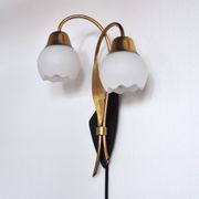 Applique murale scandinave organique à deux bras, laiton et opaline, années 1940-1950