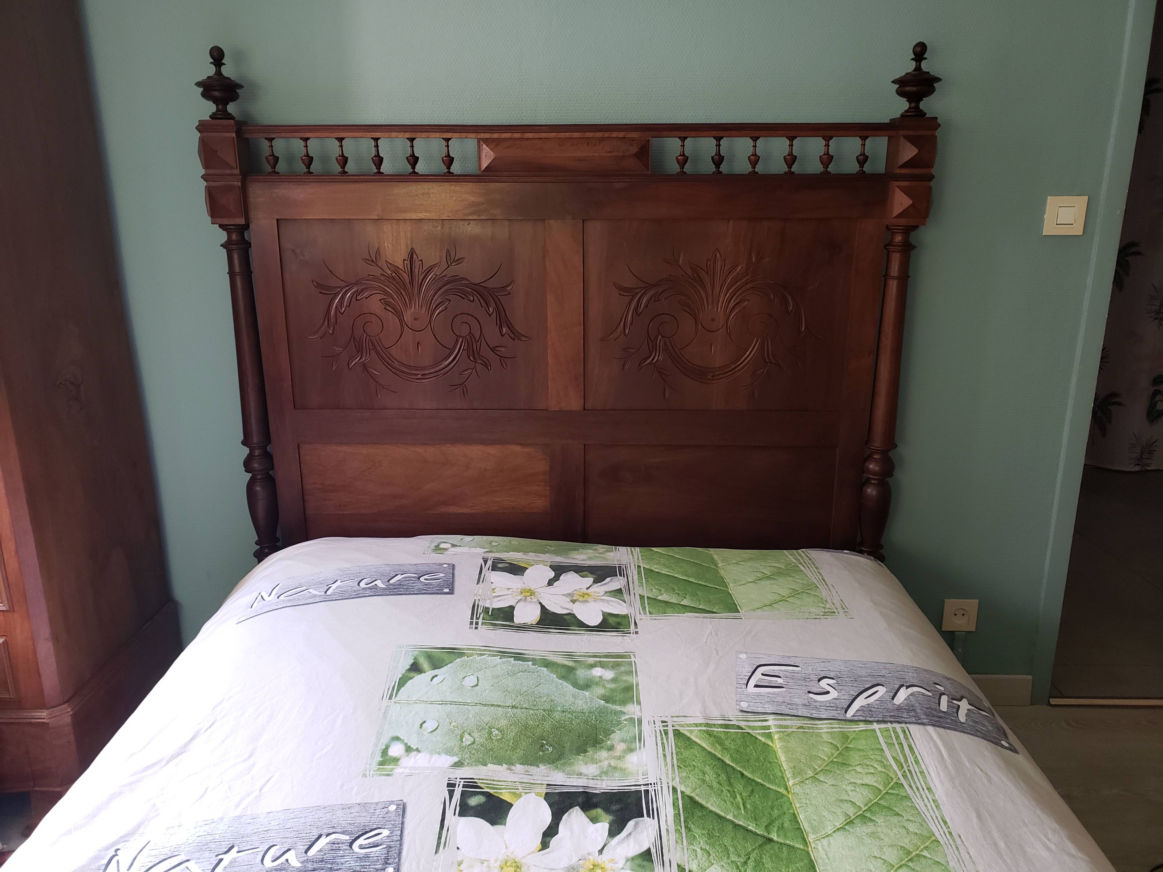 Tête de lit en noyer ancien