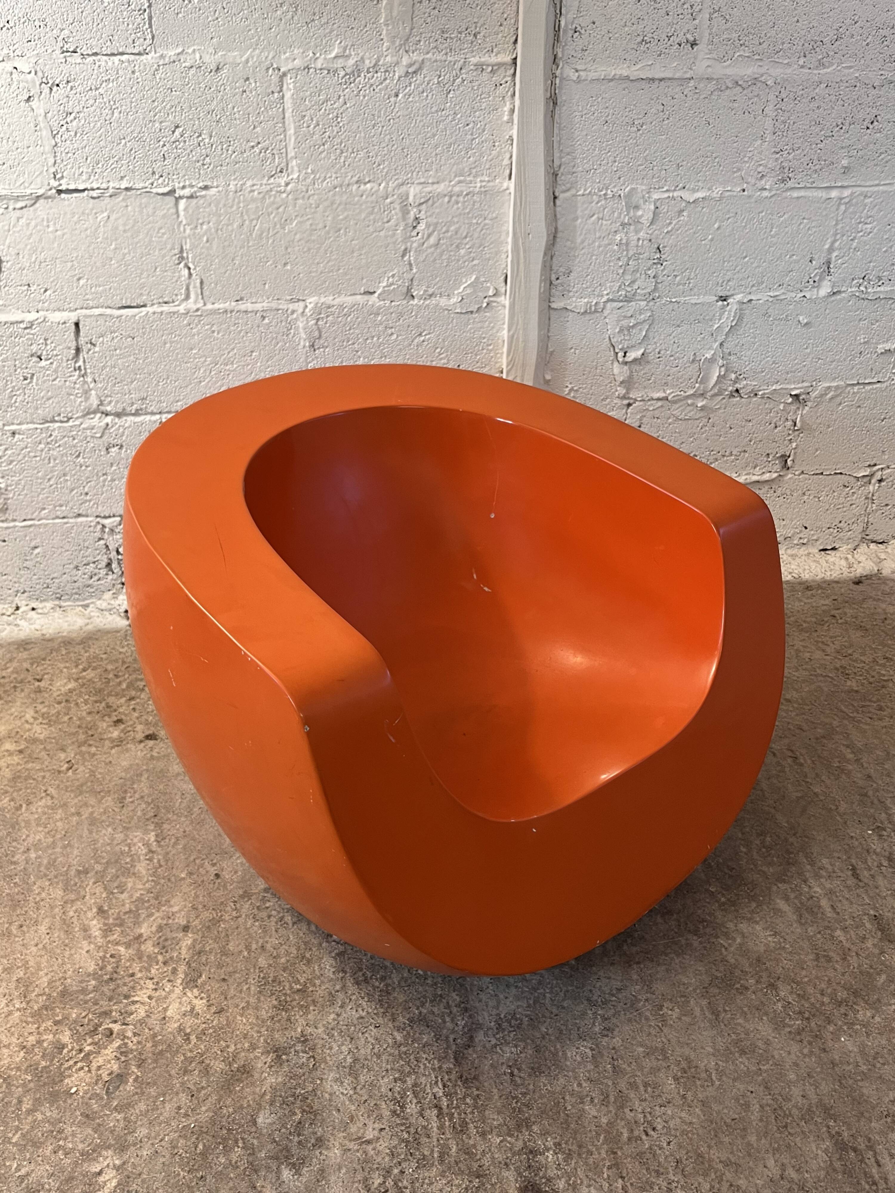 The Moon armchair, Mike To