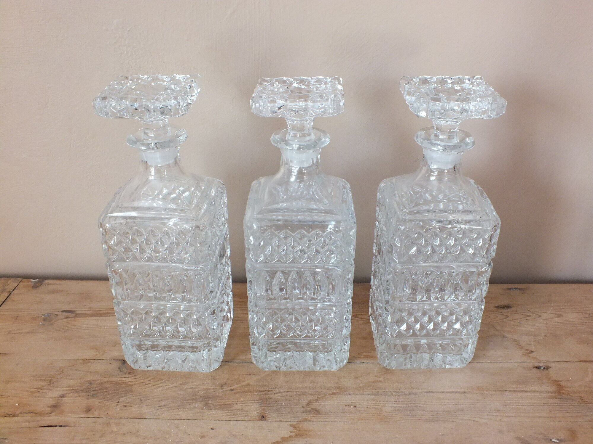 Tantalus - Bottle-carrying liquor cellar with 3 crystal decanters