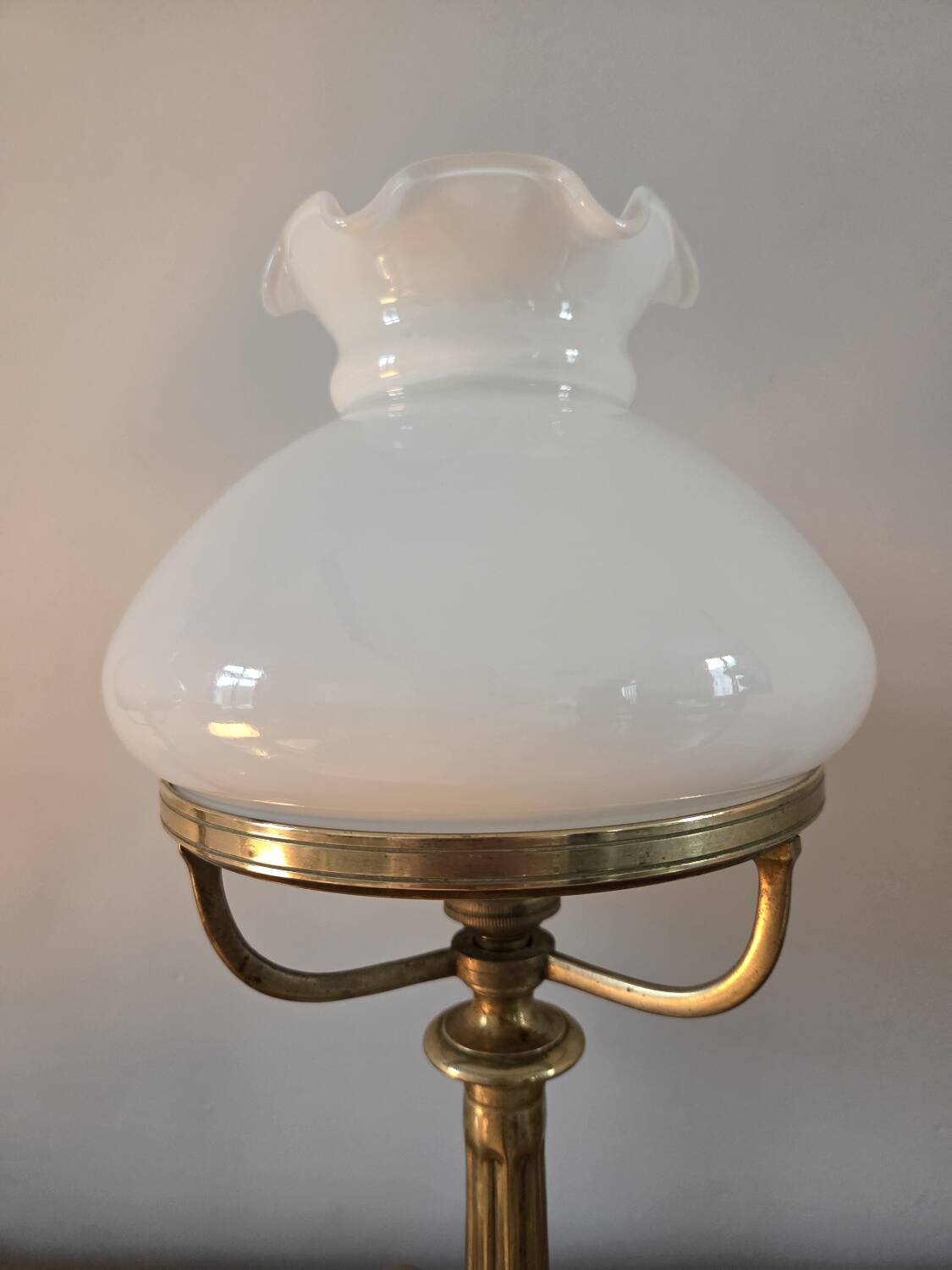 Paire de lampes anciennes en opaline et laiton