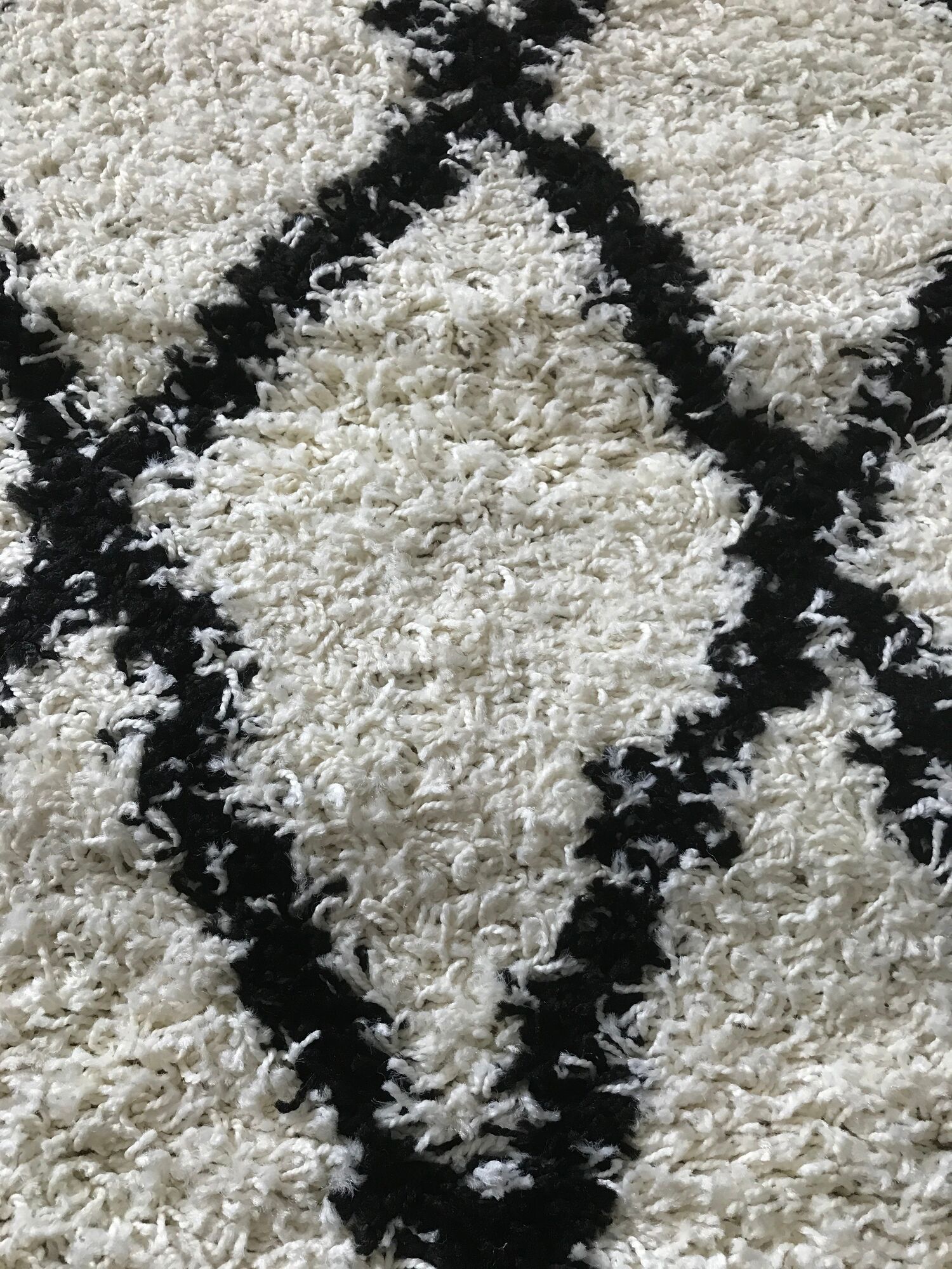 Tapis de style ethnique berbère écru et losange noir 80 x 140 cm