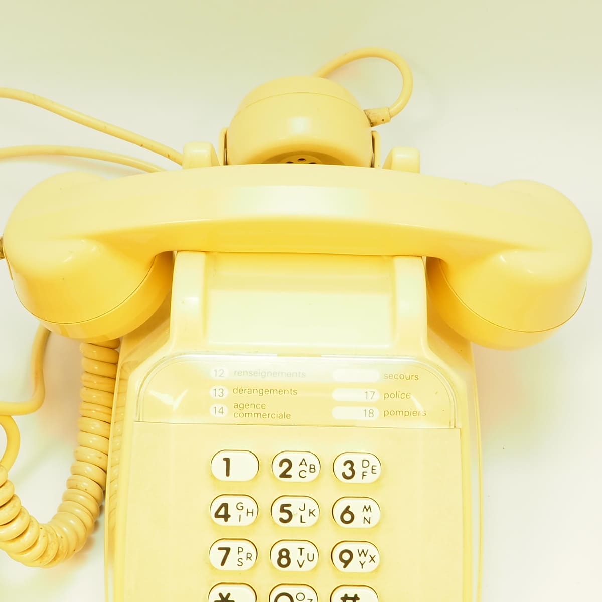 Vintage beige phone with keys