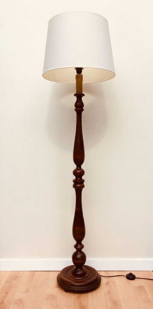 Wood-style floor lamppost