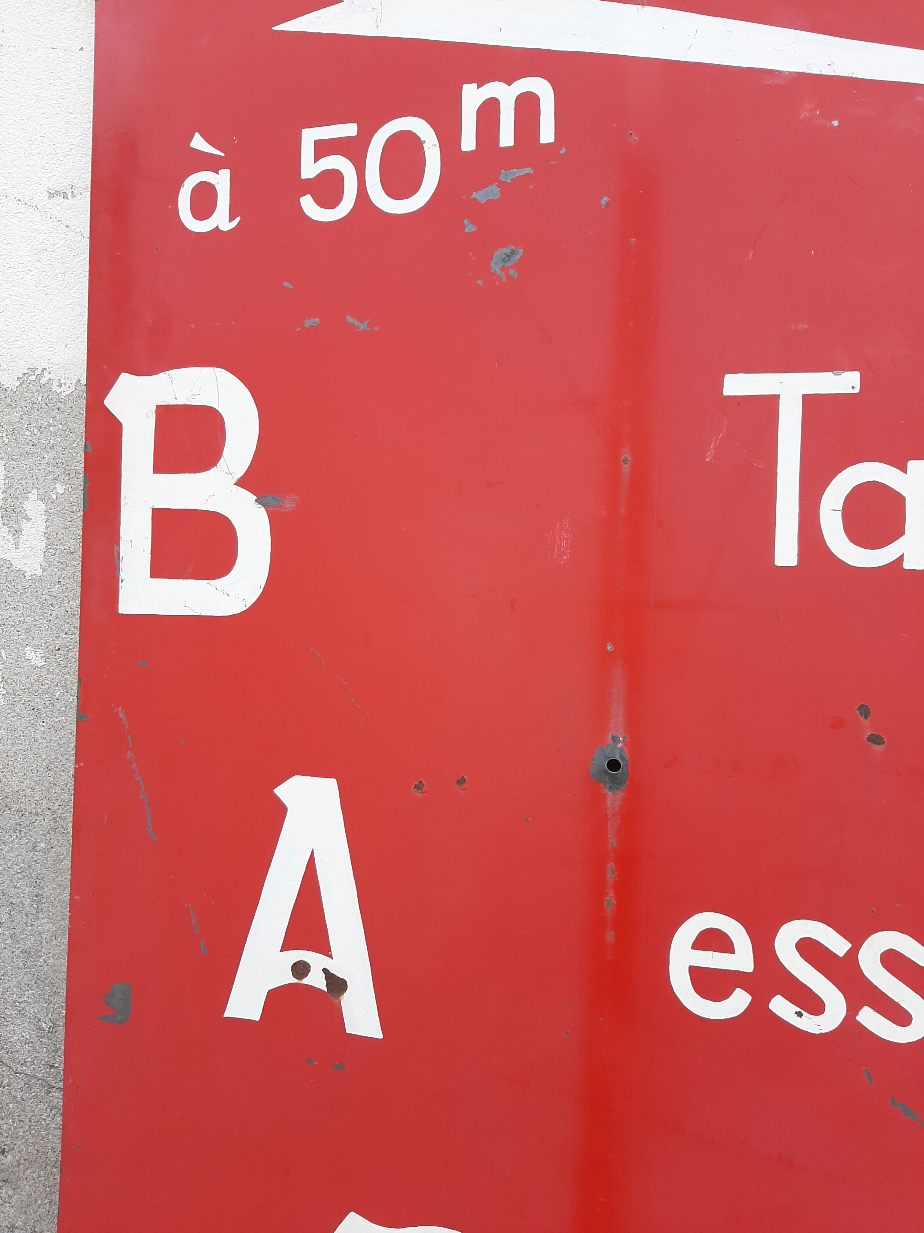 Tole sign painted "bar tobacco essence hairstyle"