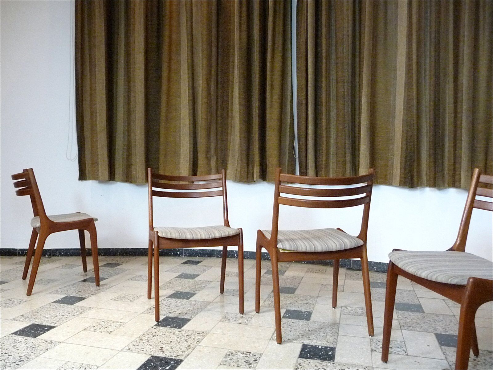 Ensemble de 4 chaises de salle à manger en teck scandinaves modernes, Danemark années 1960.