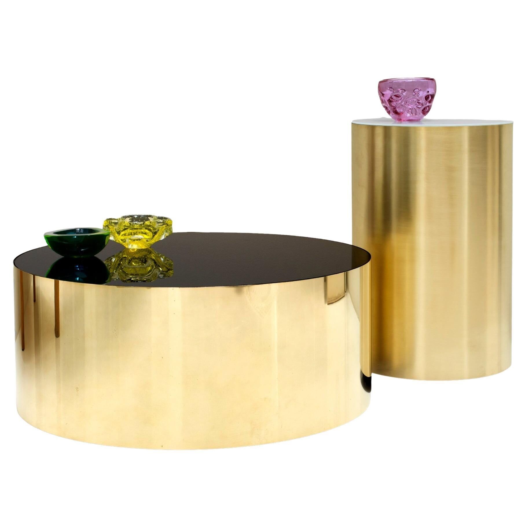 Individual side table, in the shape of a full moon, brass/steel and high-gloss laminate, size L.