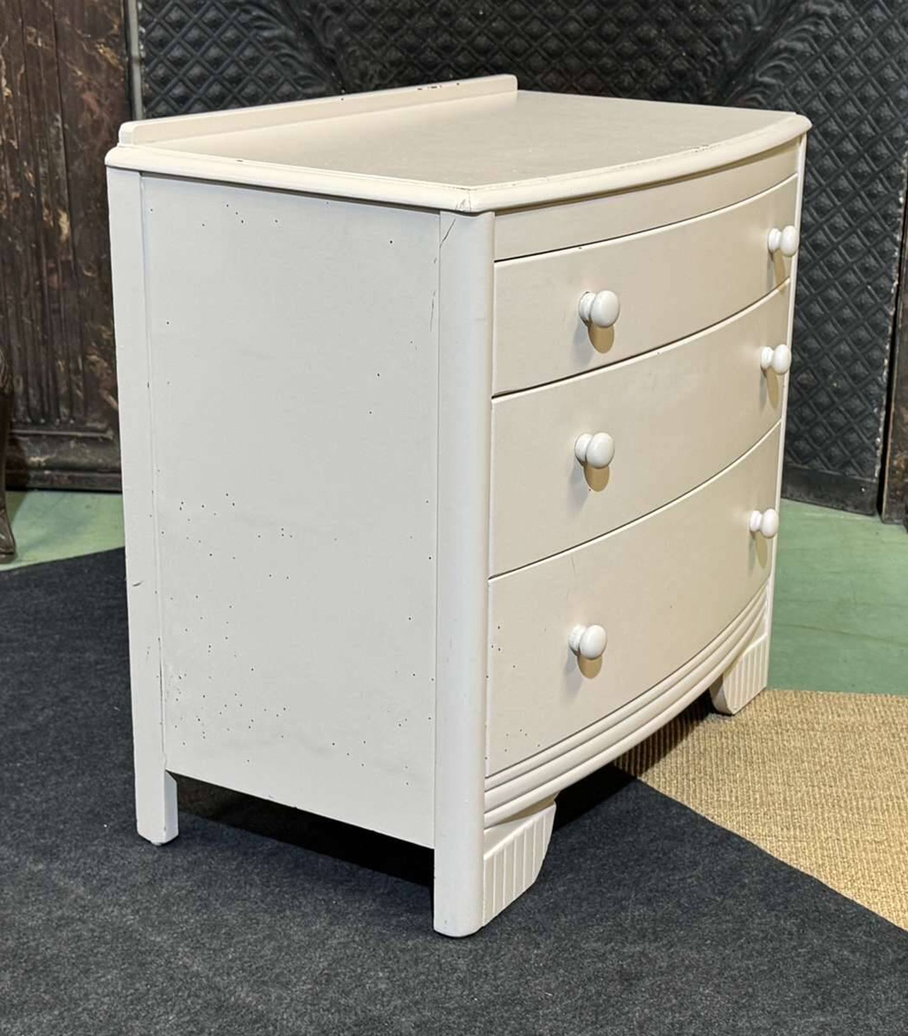Small English chest of drawers from the 1960s in oak.