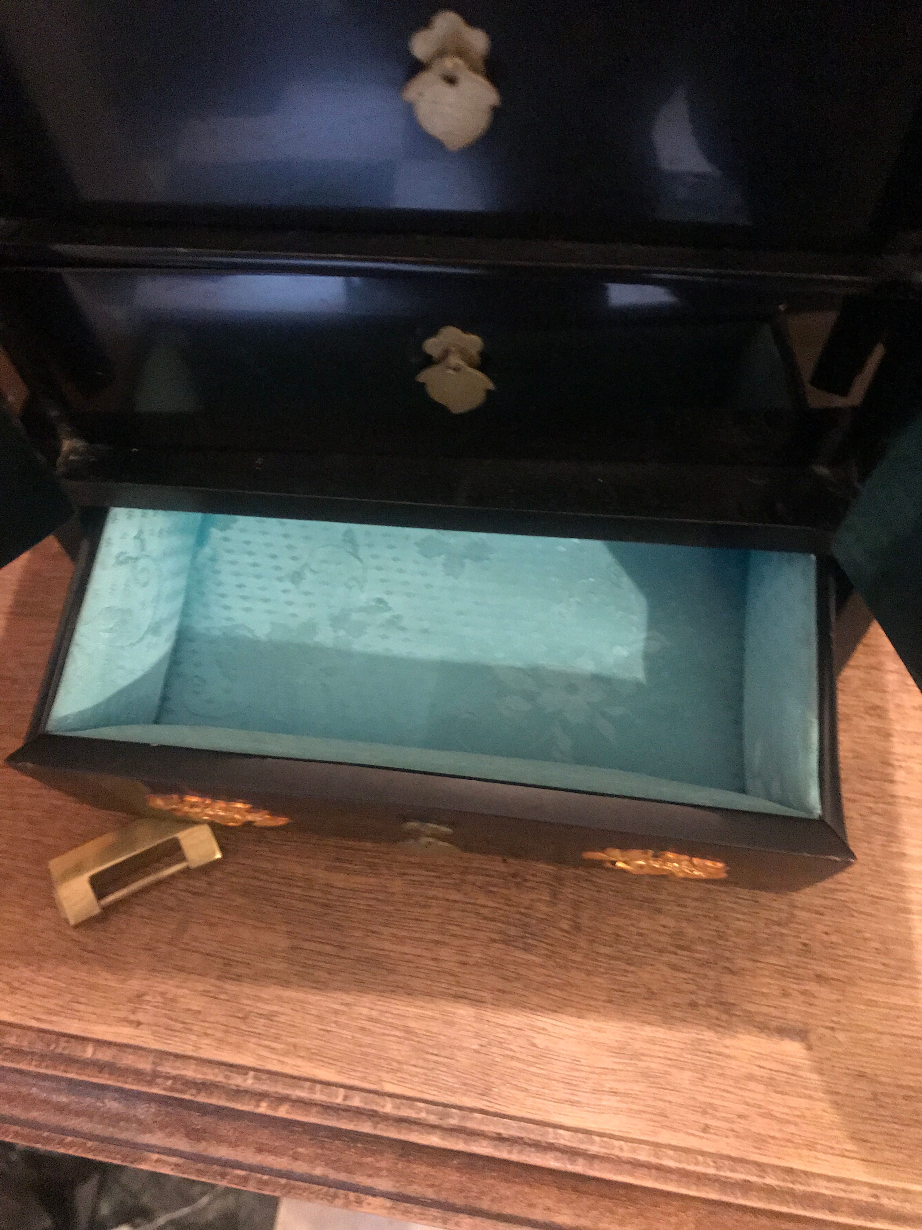 Jewelry box in black lasca