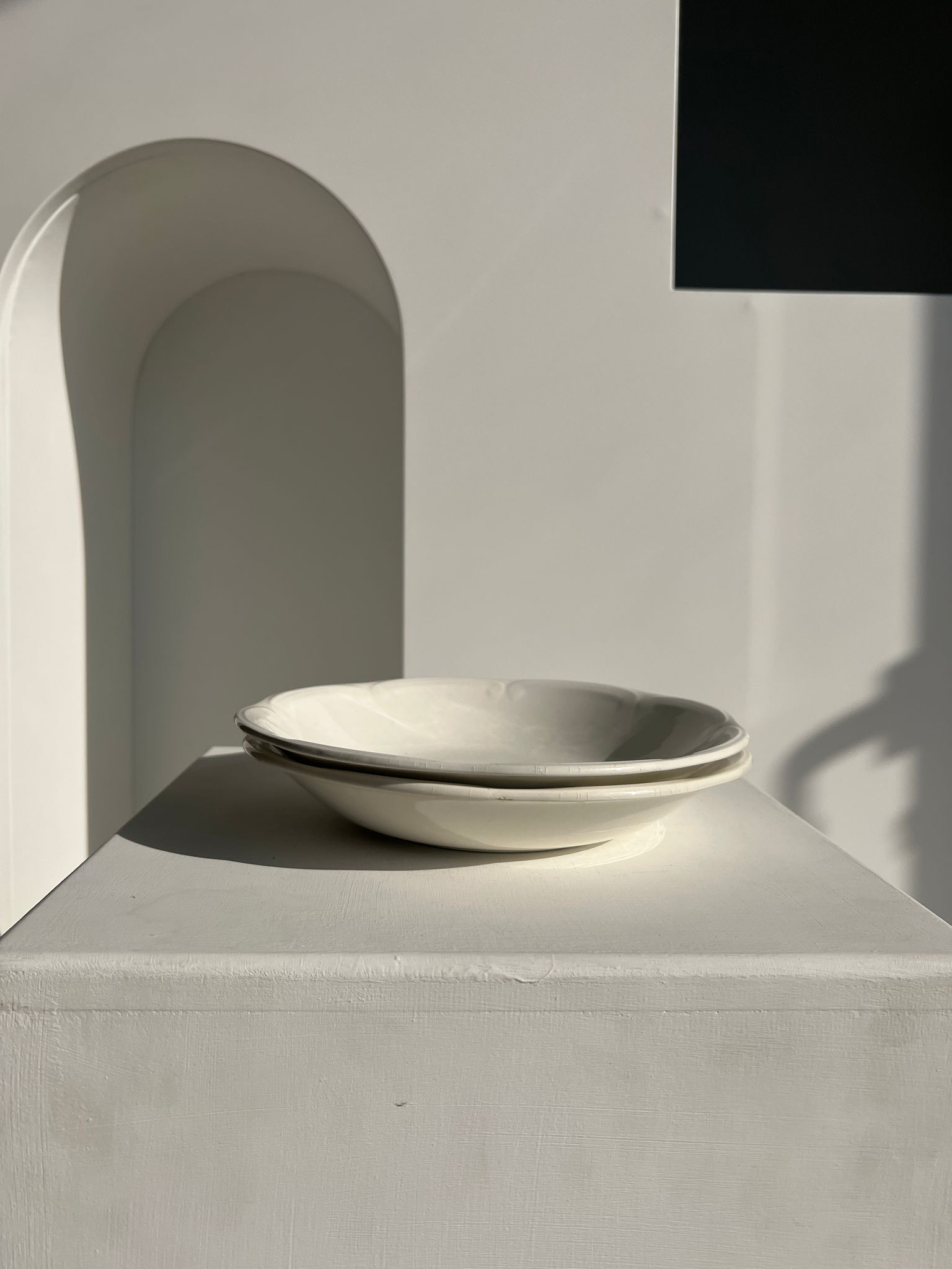 2 white hollow plates flower shape Gien D: 21,5cm