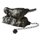 Door knocker/knocker. Woodpecker on tree trunk. In cast iron with a golden patina