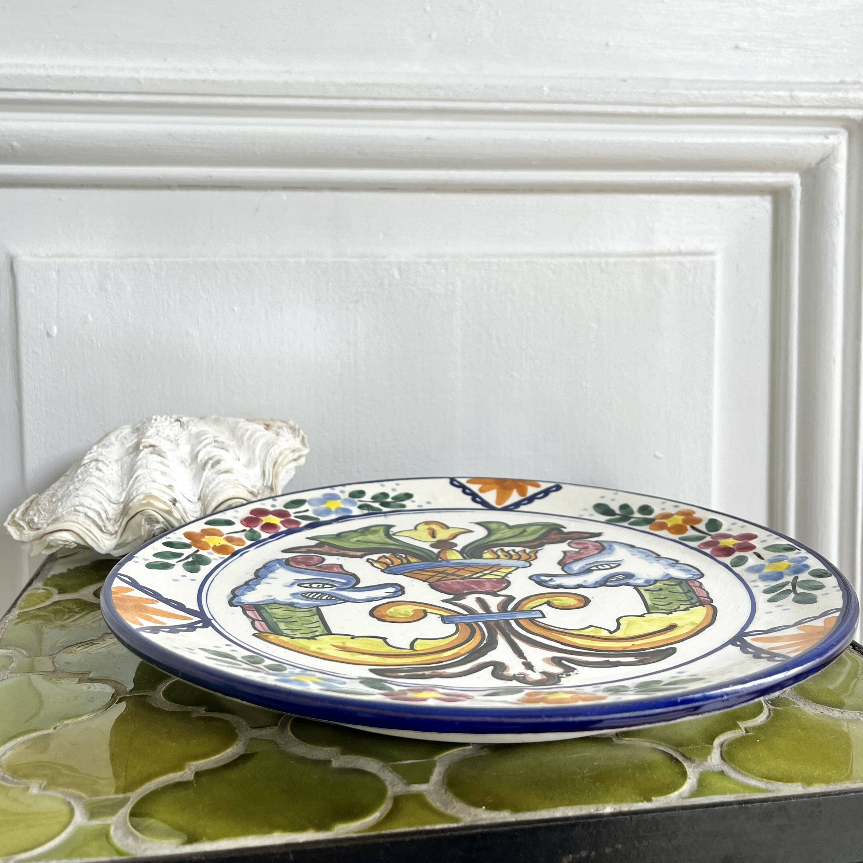 Assiette céramique décorative aux griffons