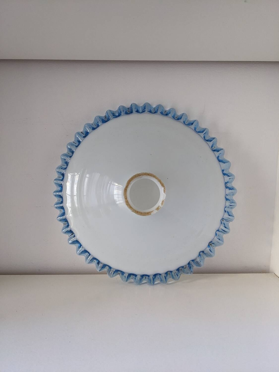 Opaline dentelée blanche et bleue