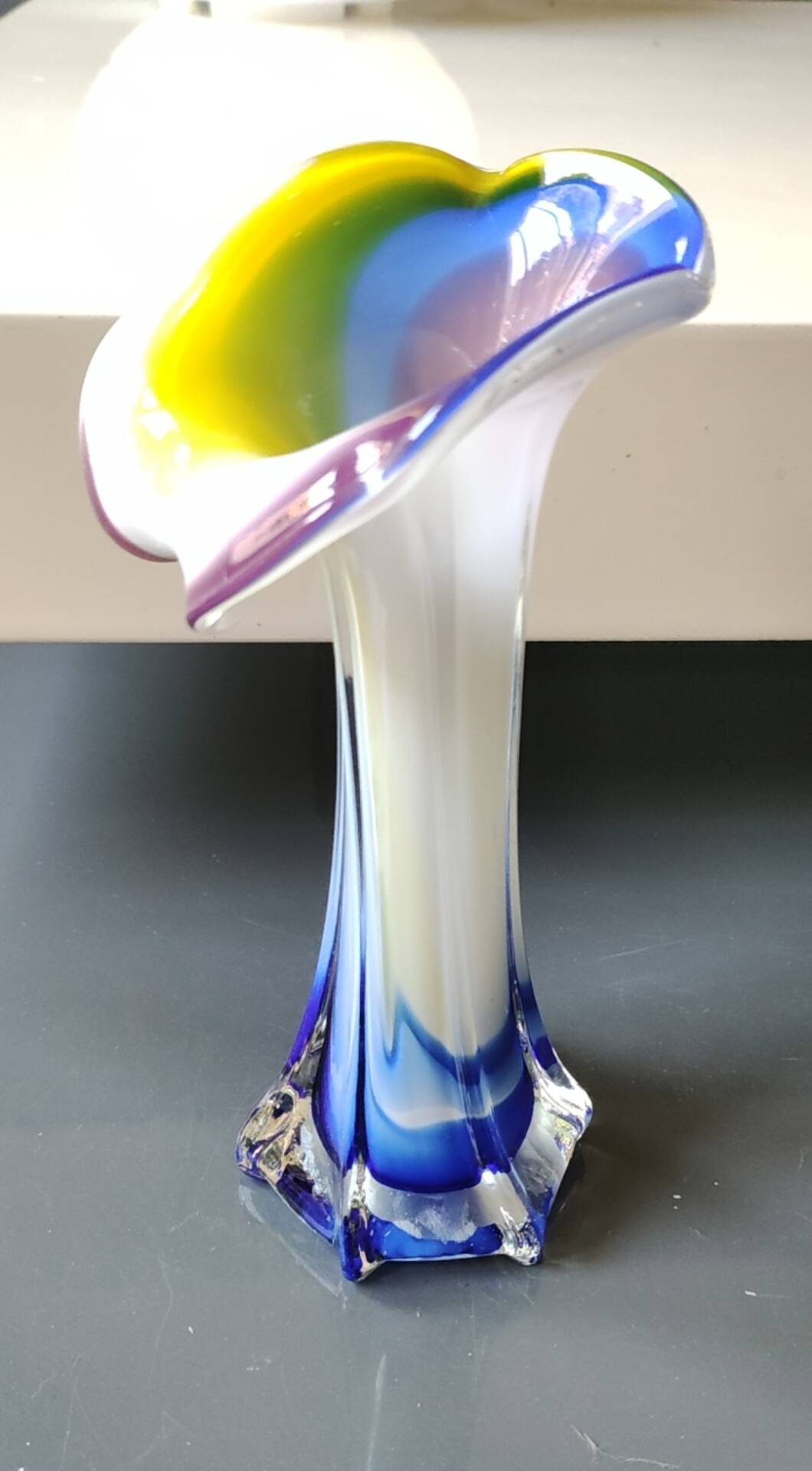 Vase design Fleur Arum. In blown art glass, Murano style. 21 cm.