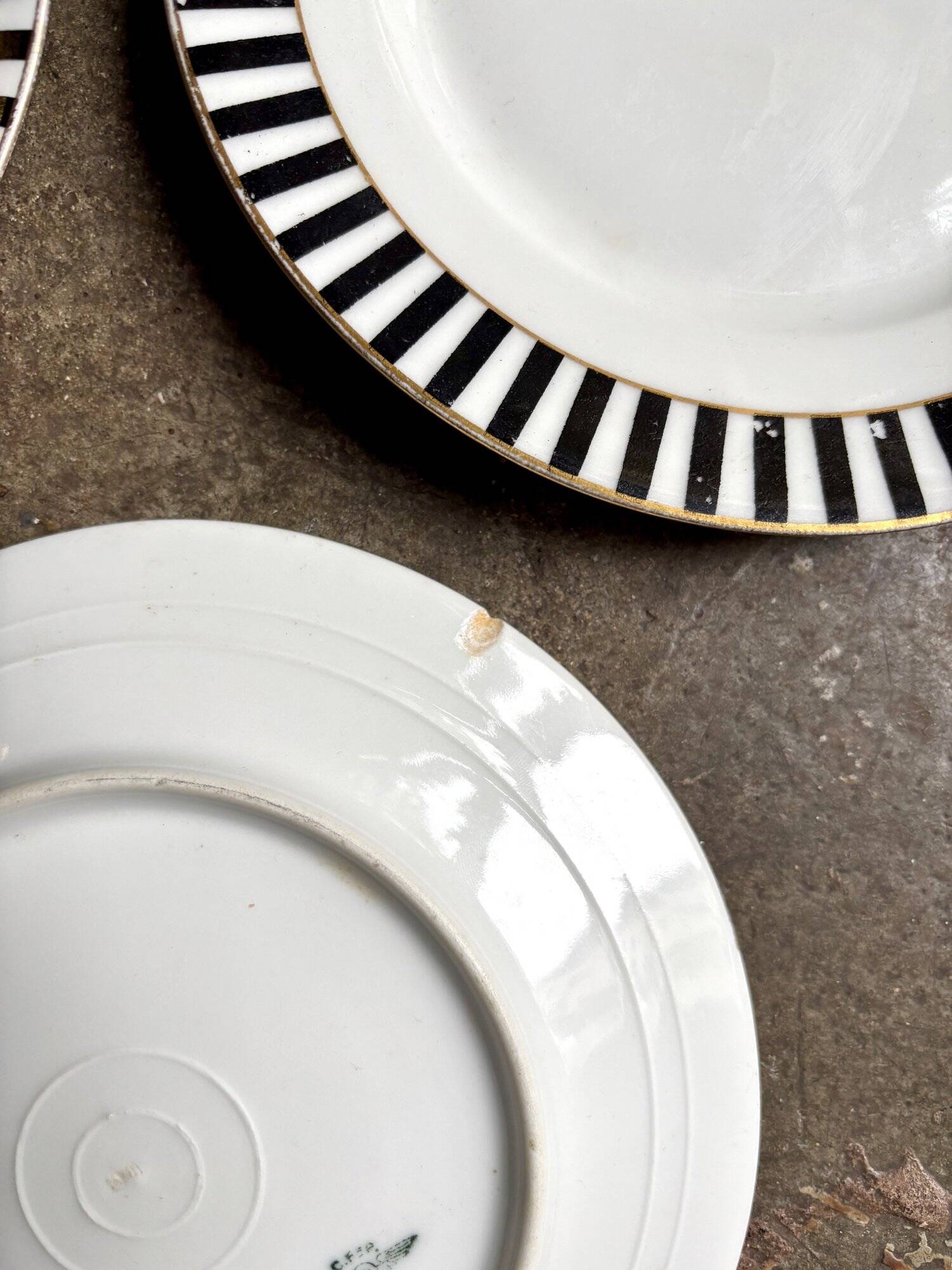 4 dessert plates in white, black and gold Limoges porcelain