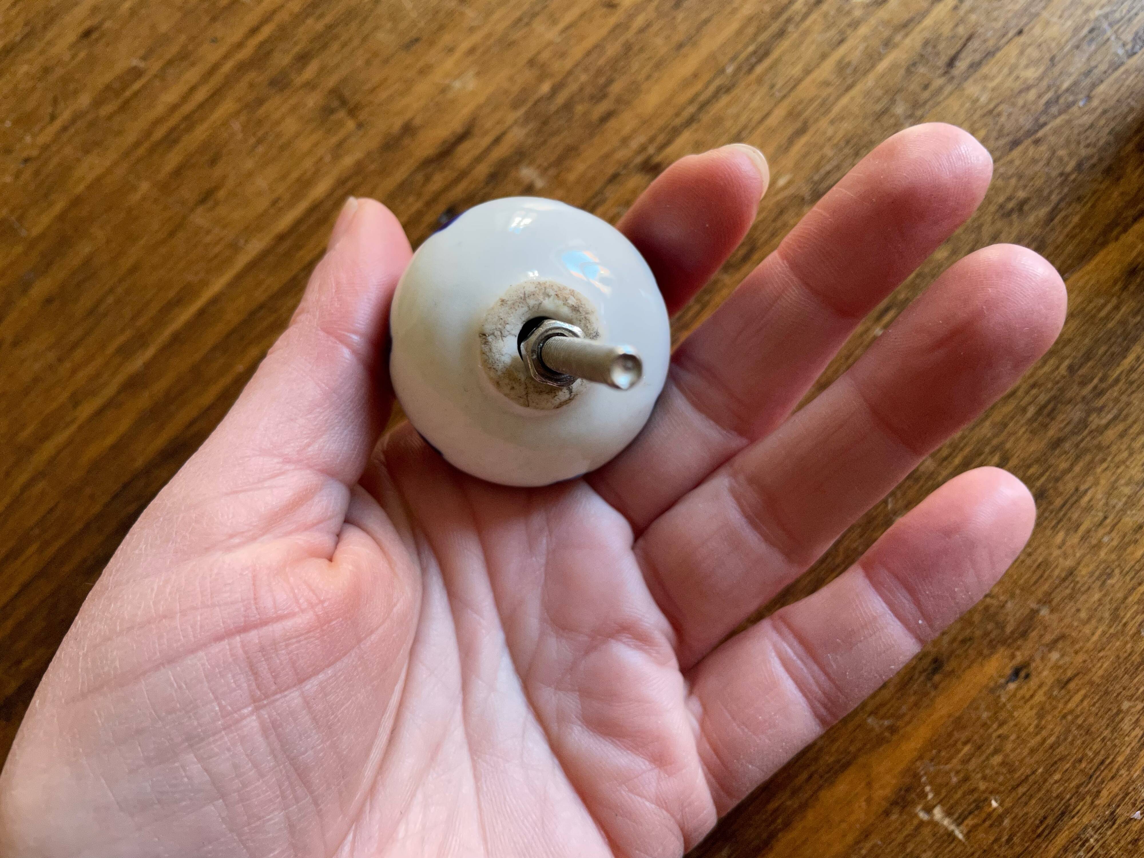 2 buttons, ceramic door handles, white blue