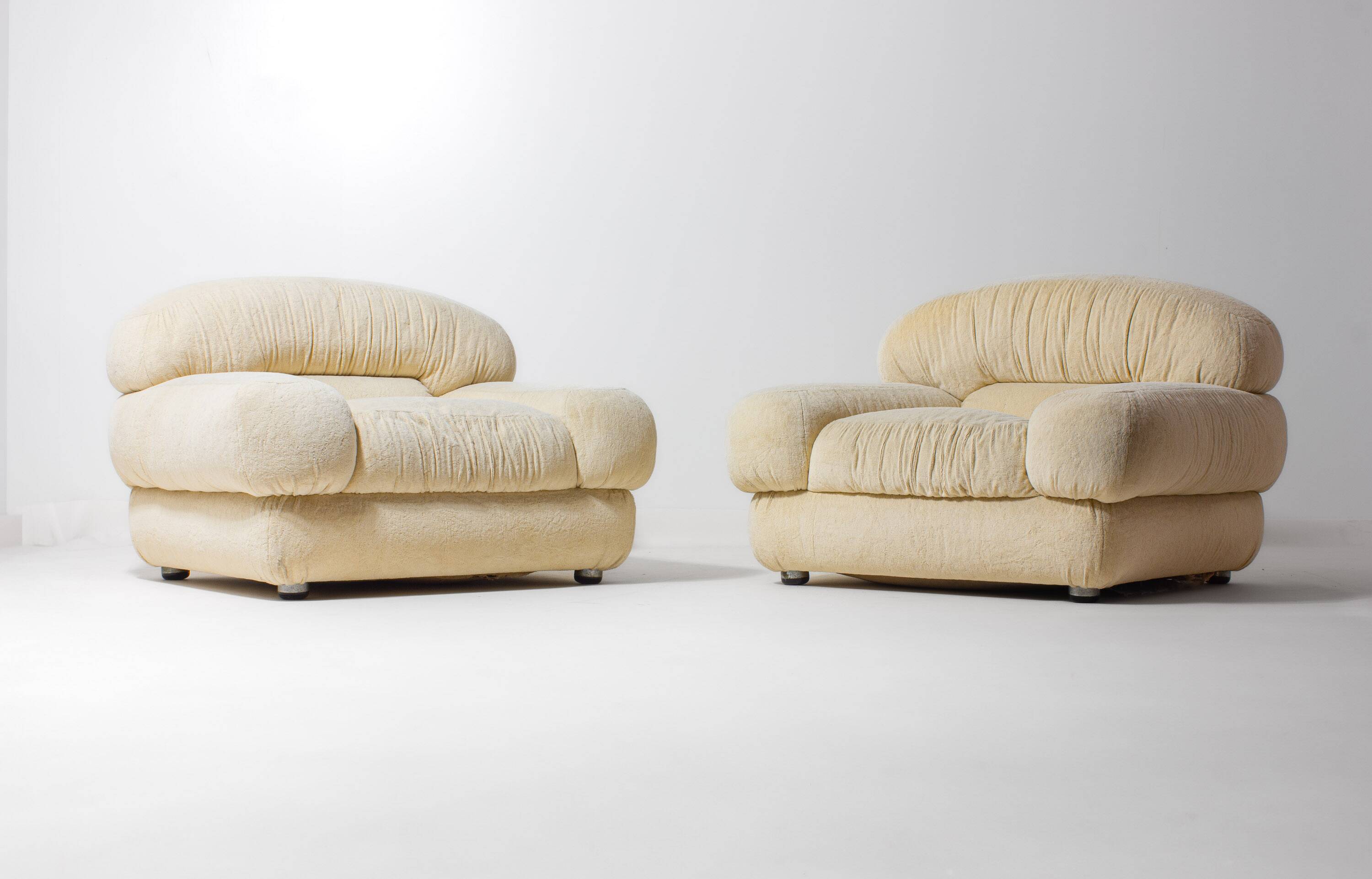 Elegant Italian lounge chairs in cream coloured fabric, 1970s