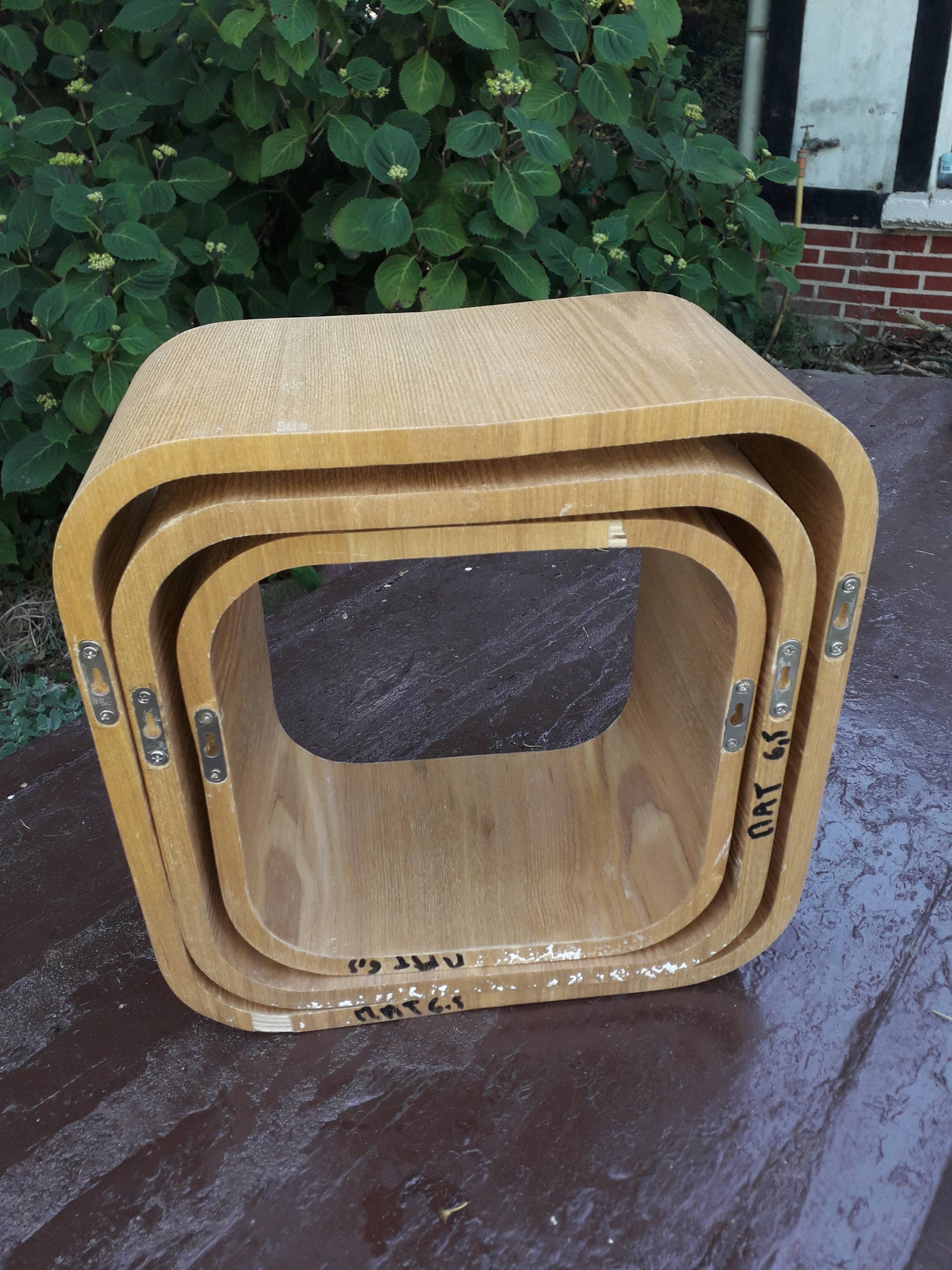 3 wall shelves gigognes