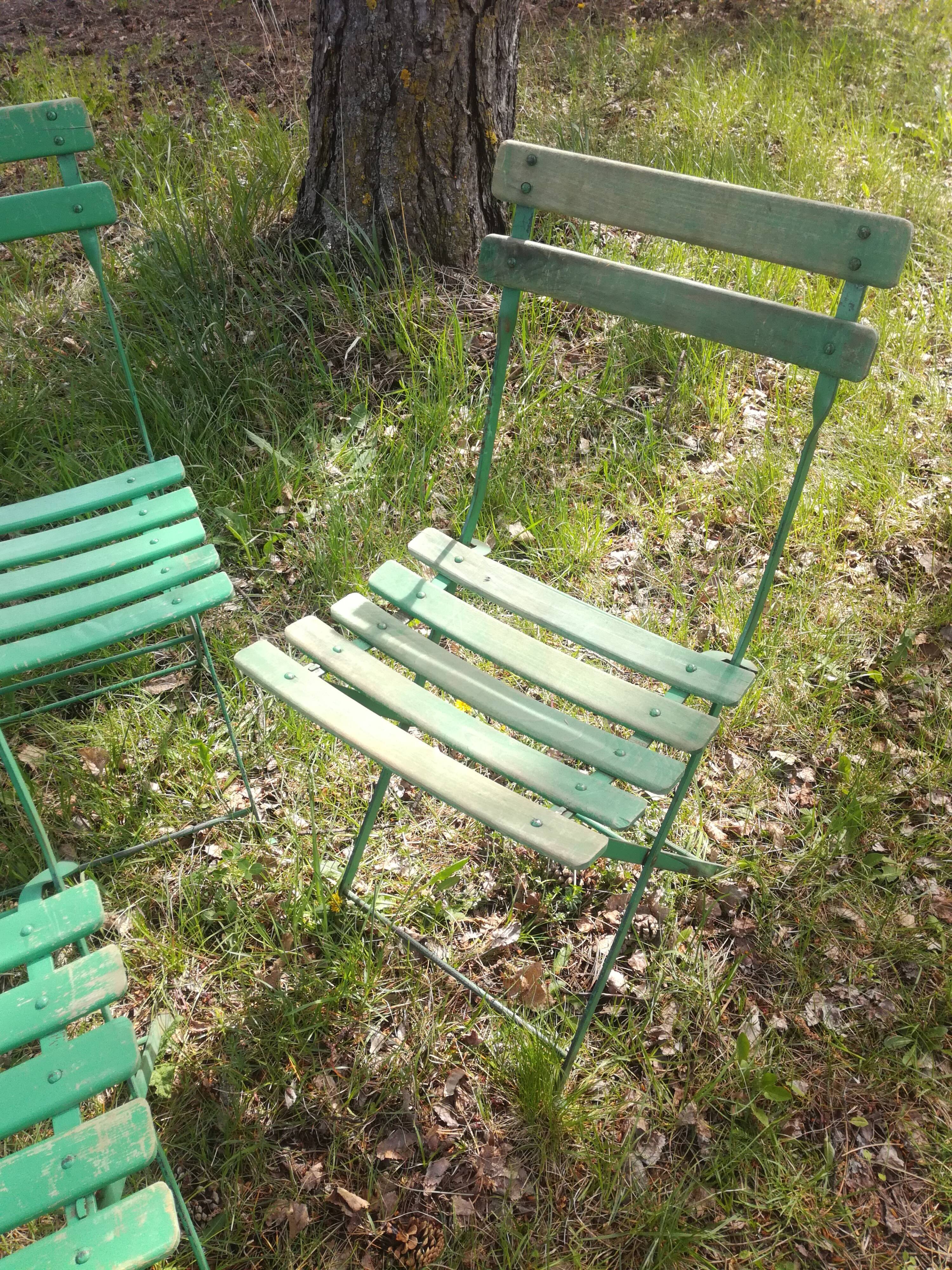 Sept chaises de jardin anciennes