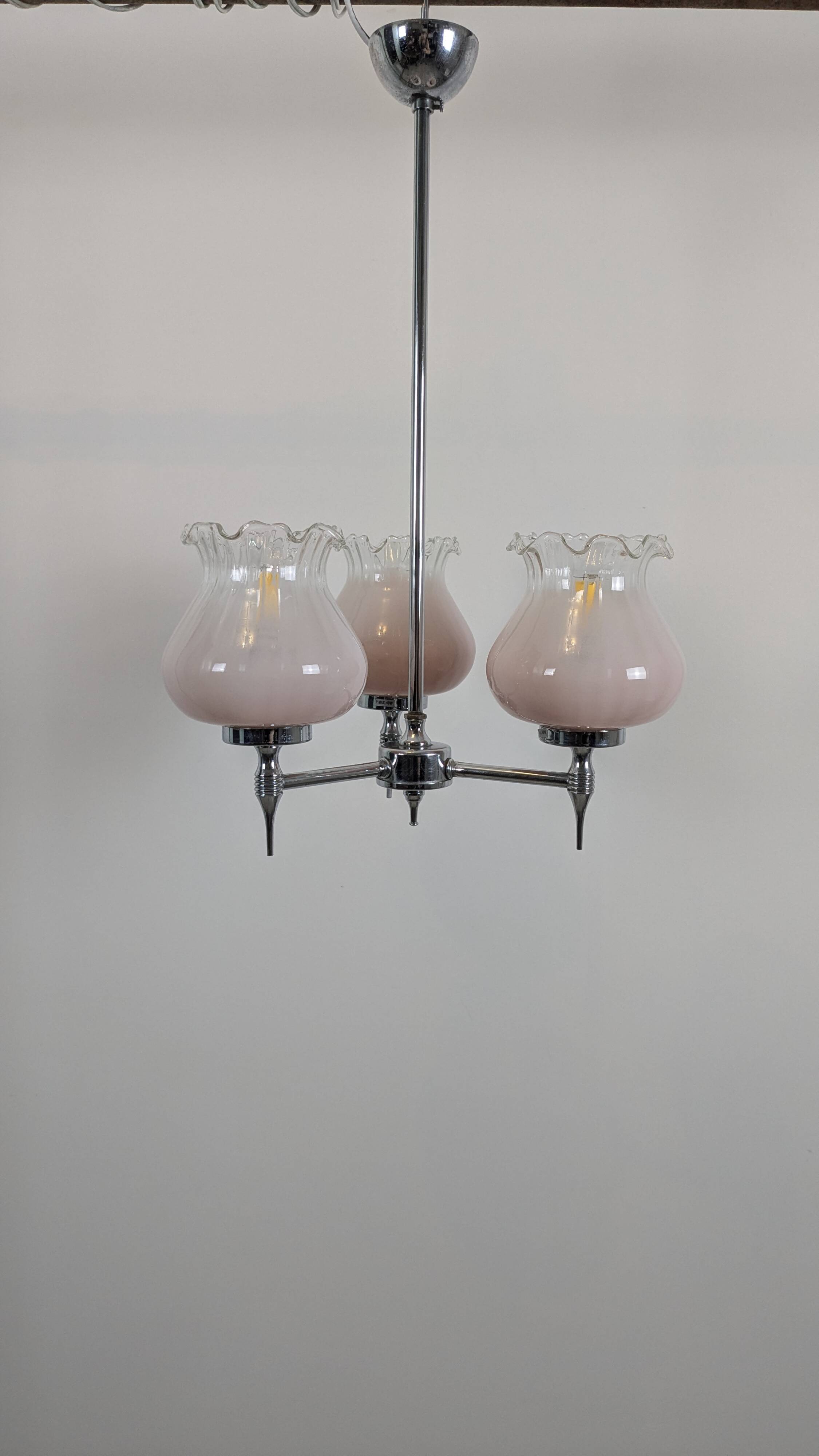 Vintage lustre in pink opaline – Three lights for a subdued atmosphere