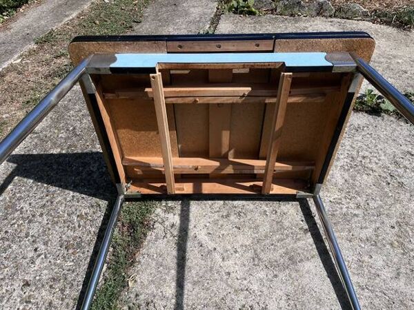 Table extensible en formica bleu