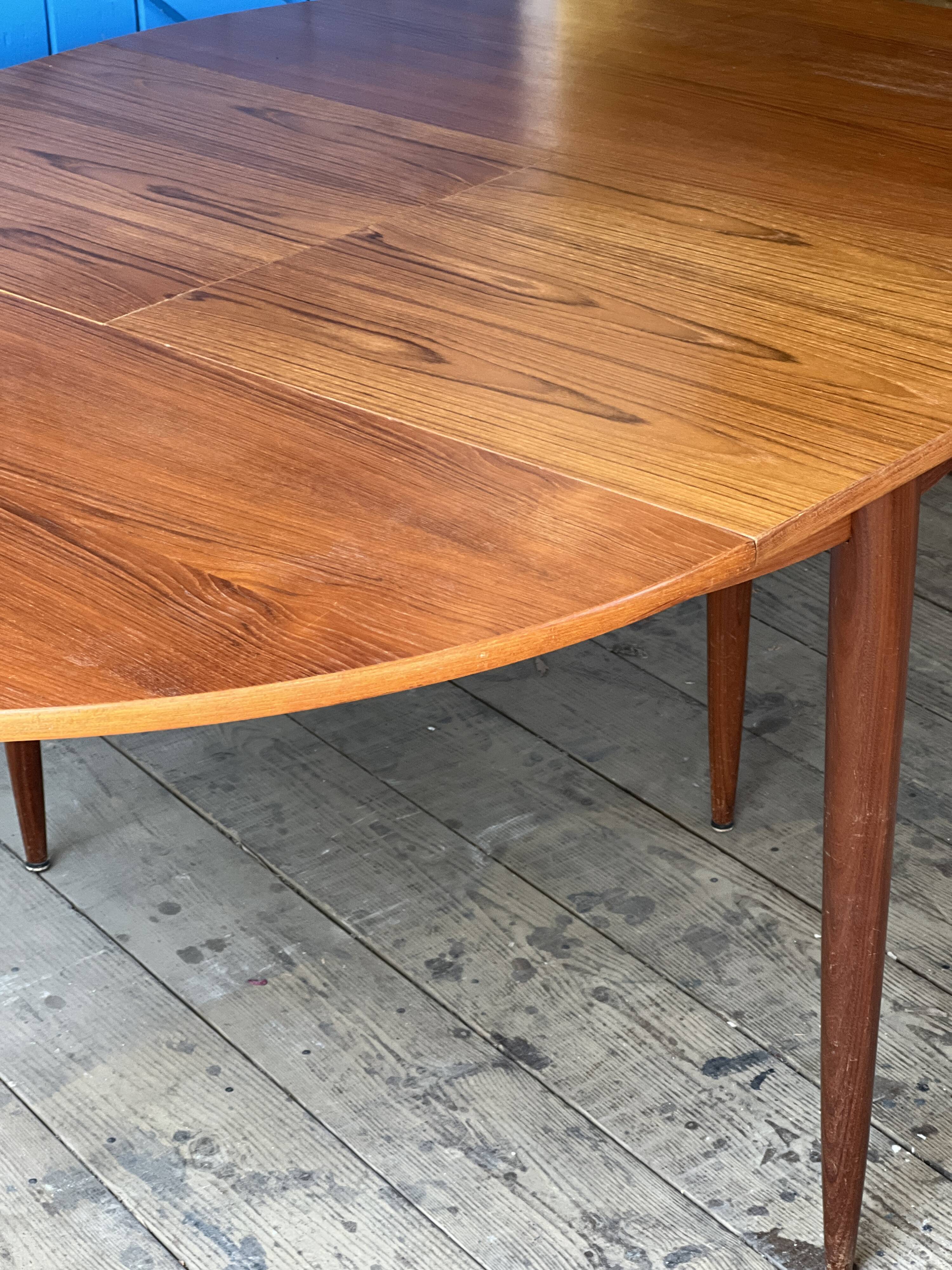 Round extendable table