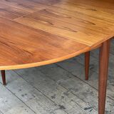 Round extendable table