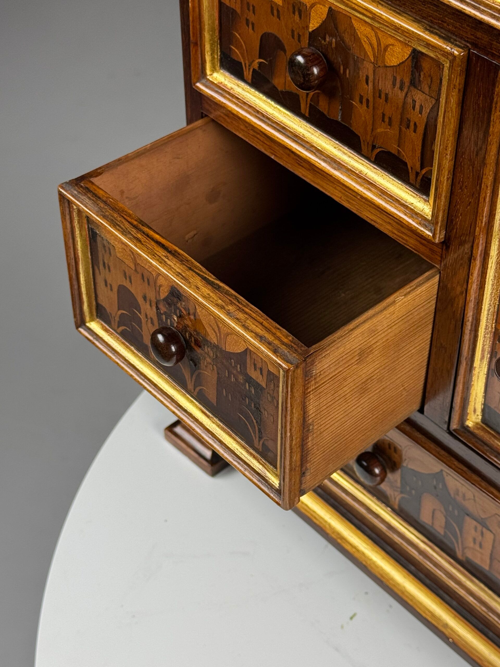 Cabinet d'art en marqueterie allemande