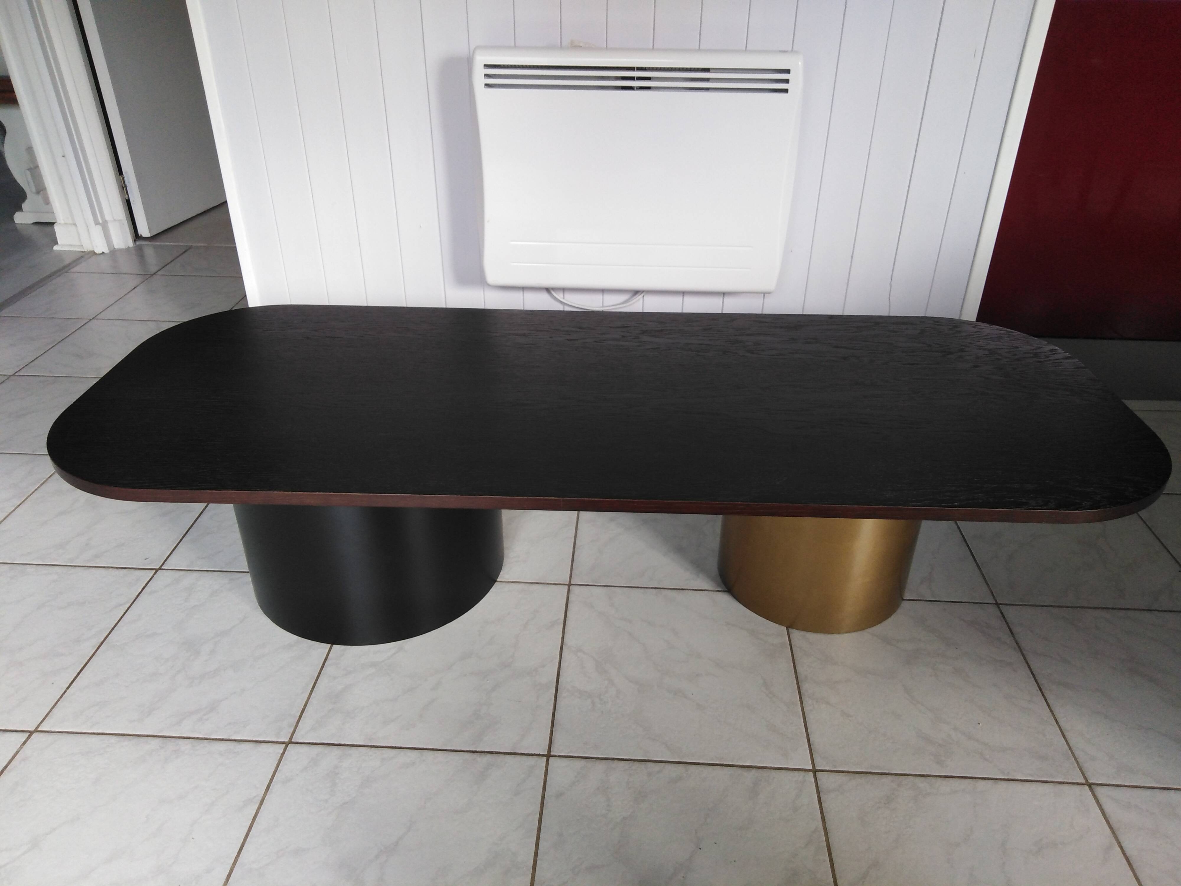 Oval coffee table with cylinder legs