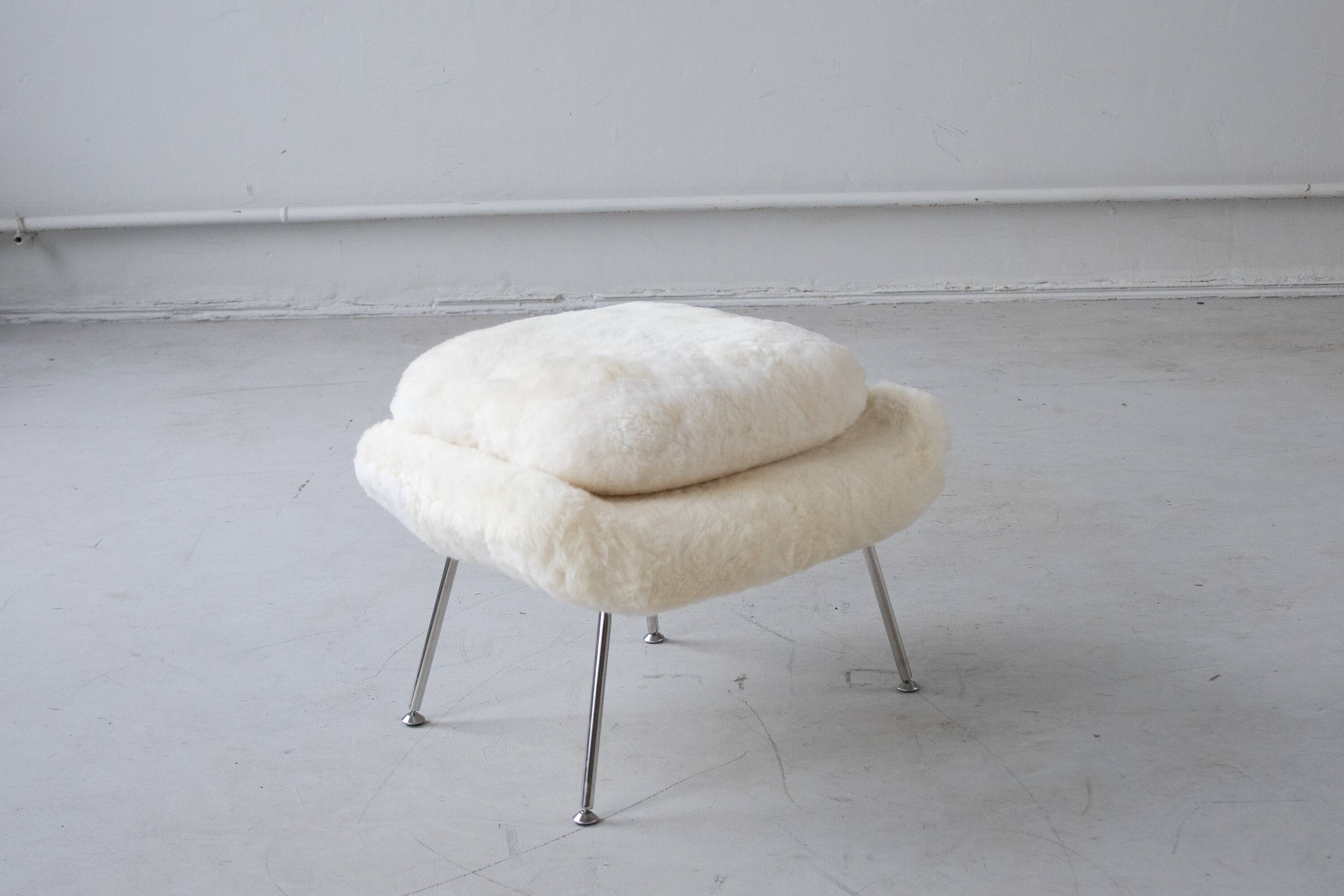 Womb Chair and Ottoman in fluffy white fabric by Eero Saarinen