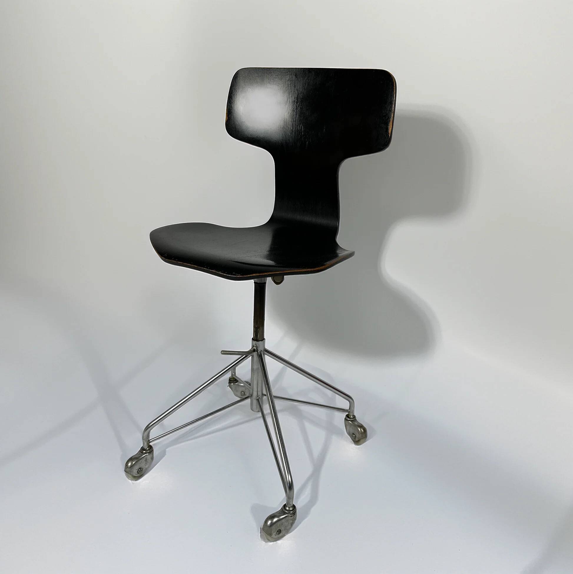 Vintage swivel office chair model 3113 from 1969 by Arne Jacobsen for Fritz Hansen