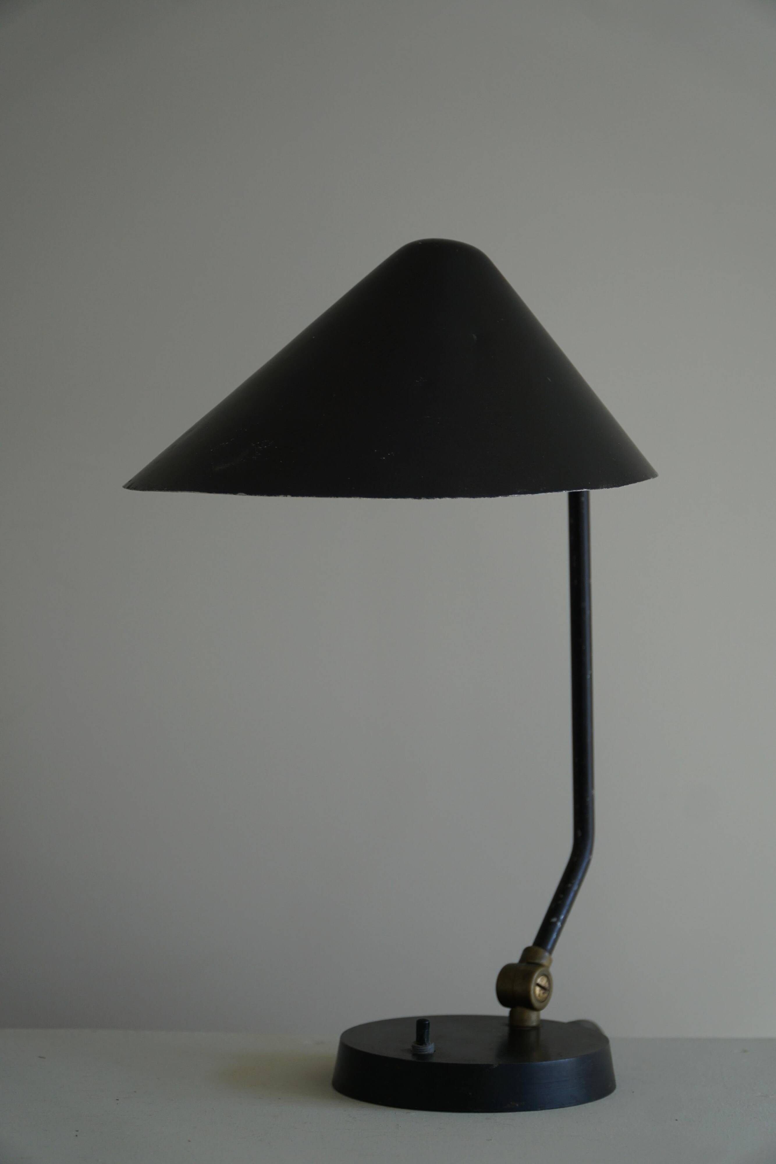 Modern adjustable Danish table lamp in metal, made by Louis Poulsen, 1950s.