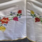 Drap ancien brodé à la maison