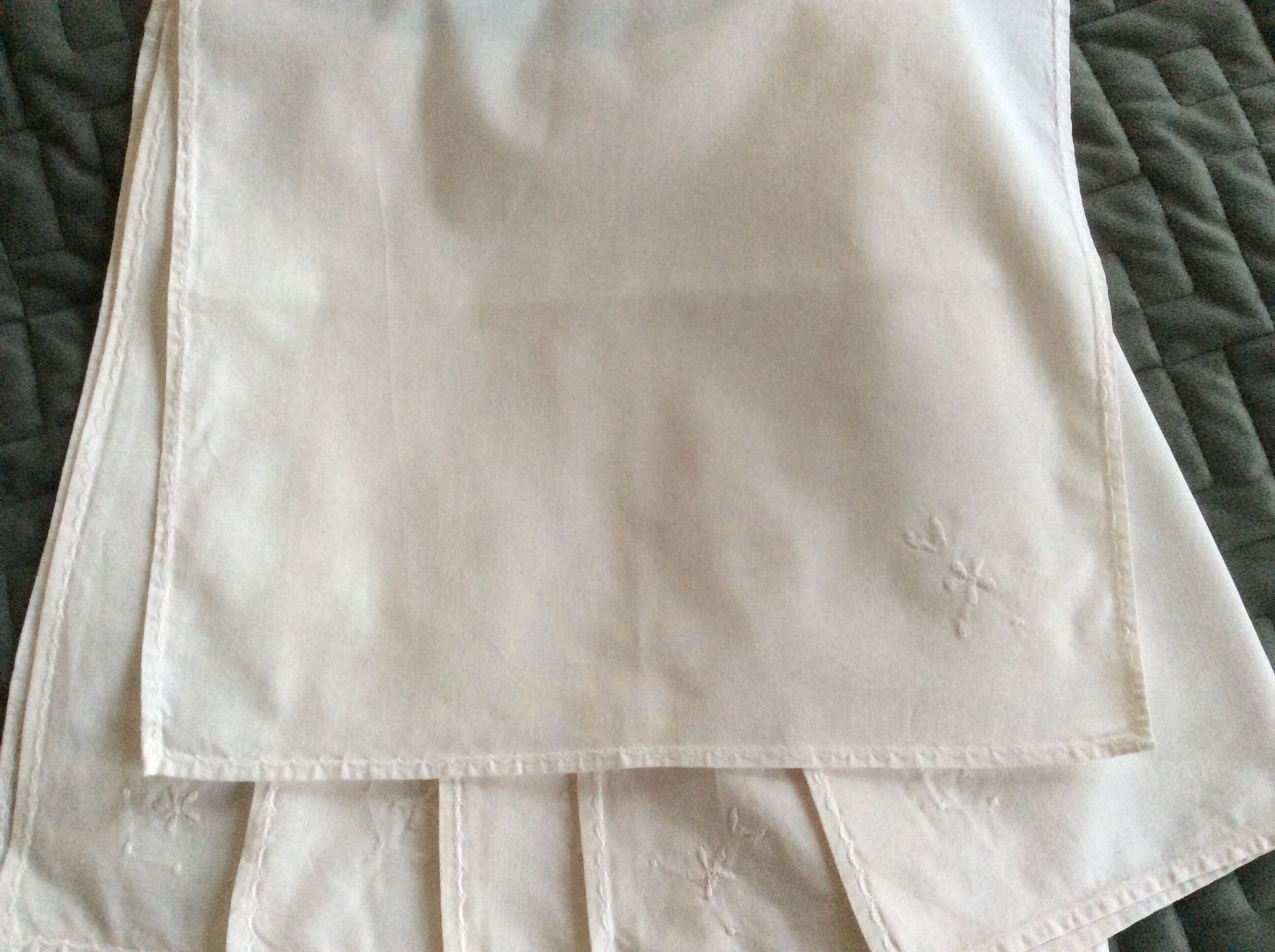 Napkins with embroidered flower